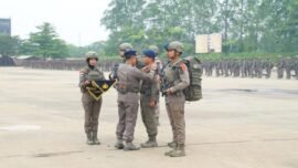 Upacara Penutupan Latpraops dan pemberangkatan pasukan di Lapangan Nagara Janottama Satlat Brimob Korbrimob Polri, Cikeas, Bogor, Jawa Barat, Selasa (23/12/2025) (Sumber Foto: Hum Polri)