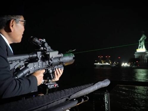 Wakil Menteri Pertahanan RI Donny Ermawan Taufanto, saat demonstrasi sejanta lase hand-held pada Kamis (18/12/2025). (Corcomm PAL)
