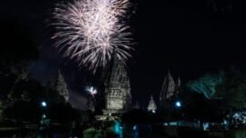 Ilustrasi: Kemegahan Candi Prambanan saat dihiasi kembang api di momen perayaan Tahun Baru pada 1 Januari 2025. (Foto: dok. PT TWC)