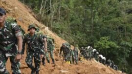 Prajurit TNI AD menyalurkan bantuan dengan berjalan kaki melewati medan terjal akibat akses jalan terputus pascabencana (Sumber Foto: dok. Dispenad)