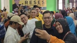 Wakil Ketua DPR RI Adies Kadir menggelar kegiatan reses di Balai RW Tanah Kali Kendinding, Surabaya, Jawa Timur, Minggu (28/12/2025). (Ist/Dj)