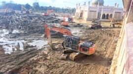 Pembersihan tumpukan kayu dan material limbah akibat banjir dan longsor di kawasan Pesantren Darul Mukhlisin, Aceh Tamiang, Kamis (25/12/2025). (Foto: dok. Kemenhut)