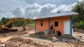 Pekerja tengah menyelesaikan satu unit huntara di Kecamatan Adiankoting, Tapanuli Utara, Sumatra Utara, pada Minggu (21/12/2025). (Foto: dok. BNPB)