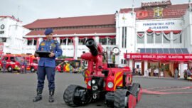Peluncuran dua unit robot pemadam kebakaran (Fire Fighting Robotic) di Halaman Balai Kota Surabaya, Rabu (24/12/2025). (Pemkot Surabaya)