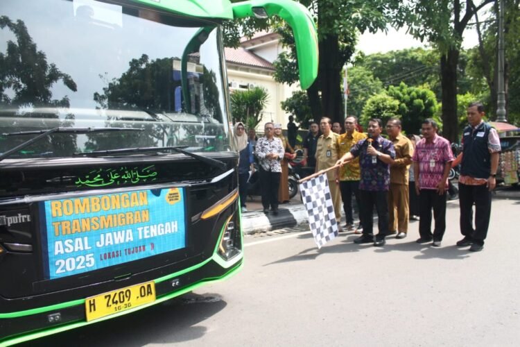 Pemberangkatan peserta program transmigrasi 2025 di Kantor Disnakertrans Jateng, Semarang, Selasa (16/12/2025) | Foto: Hum/Jateng