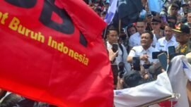 Gubernur Jawa Tengah Ahmad Luthfi, saat menemui para buruh yang melakukan aksi demontrasi, Rabu (24/12/2025). (Hum/Jateng)