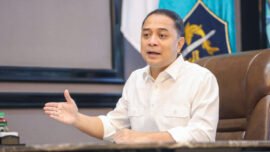 Wali Kota Surabaya Eri Cahyadi saat memberikan keterangan persnya di Surabaya, Sabtu (27/12/2025). (Pemkot Surabaya)