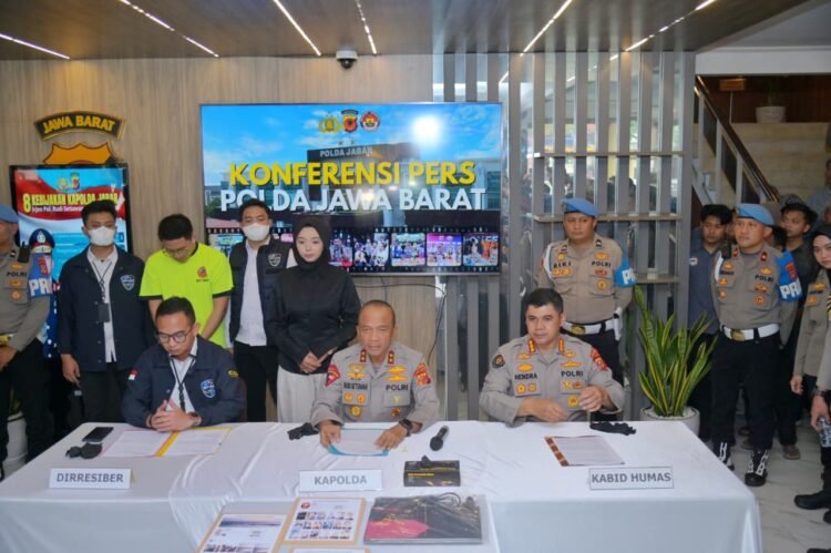 Konferensi pers ungkap kasus dugaan ujaran kebencian yang digelar di Mapolda Jawa Barat, Rabu (17/12/2025) | Foto: Hum/Polda Jabar