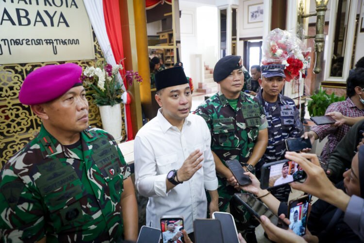 Wali Kota Surabaya Eri Cahyadi, saat memberikan keterangan pers kepada awak media di Balai Kota Surabaya, Rabu (31/12/2025). (Ist/Pemkot Surabaya)