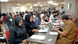 Proses daftar ulang calon penerima Program Beasiswa Pemuda Tangguh Surabaya (dok. Pemkot Surabaya)