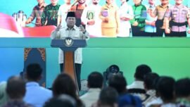 Presiden Prabowo Subianto saat menghadiri akad massal Kredit Perumahan Rakyat (KPR) dan serah terima kunci 2025 di Perumahan Pondok Banten Indah, Kota Serang, Provinsi Banten, Sabtu (20/12/2025). (Foto: BPMI Setpres)