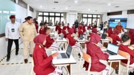 Presiden Prabowo Subianto saat meninjau fasilitas sekolah rakyat di BBPPKS, Kota Banjarbaru, Kalimantan Selatan, Senin (12/01/2026). (Foto: BPMI Setpres)