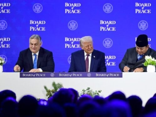 Presiden RI Prabowo Subianto saat menandatangani Board of Peace (BoP) Charter di Davos, Swiss, Kamis, 22 Januari 2026. (Sumber Foto: BPMI Setpres)