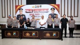 Konferensi pers paparan capaian kinerja tahun 2025 yang digelar di Gedung Braha Daksa Polrestabes Surabaya, Rabu (31/12/2025). (Ariandi K/BI)