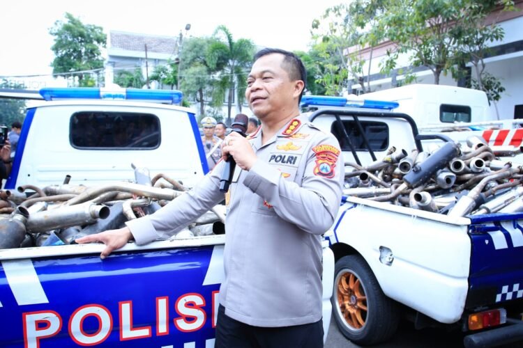 Kapolrestabes Surabaya Kombes Pol Luthfie Sulistiawan, saat memaparkan capaian kinerja 2025 dalam konferensi pers di Polrestabes Surabaya, Rabu (31/12/2025) (Ariandi K/BI)