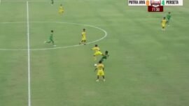 Foto tangkapan layar, saat pelanggaran keras tersebut terjadi (Yt/PSSI Jawa Timur)
