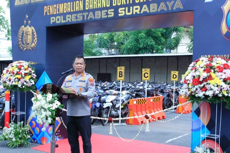 Kapolrestabes Surabaya Kombes Pol Luthfie Sulistiawan, saat membuka Bazar Pengembalian Kendaraan Bermotor Hasil Curian (curanmor) di Mapolrestabes Surabaya, Rabu (21/1/2026) (Foto: Ariandi K/BI)