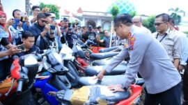 Grand opening Bazar Pengembalian Kendaraan Bermotor Hasil Curian (curanmor) di Mapolrestabes Surabaya, Rabu (21/1/2026) (Foto: Ariandi K/BI)