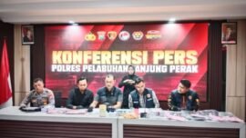 Konferensi pers ungkap kasus tindak pidana di Mapolres Pelabuhan Tanjung Perak, Surabaya, Selasa (27/1/2026). (Foto: Ariandi K/BI)