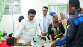 Wakil Gubernur Jawa Timur Emil Elestianto Dardak, saat menjenguk korban yang sedang menjalani perawatan medis di rumah sakit, Minggu (11/1/2026) (Foto: Adpim Prov Jatim)