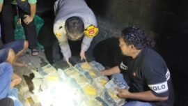 Polisi saat mengamankan truck yang diduga membawa narkotika jenis sabu di Pelabuhan Bakauheni, Lampung Selatan, Sabtu (27/12/2025) malam. (Foto: dok. Hum-Res Lamsel)