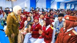 Gubernur Jatim Khofifah Indar Parawansa, menyapa siswa-siswi Sekolah Rakyat, saat acara peresmian di BBPPK Banjarmasin, Banjarbaru, Kalimantan Selatan, Senin (12/1/2026). (Foto: Adpim Prov Jatim)