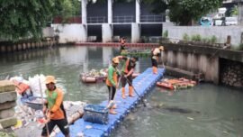 Petugas PJLP atau Pasukan Oranye DKI Jakarta saat membersihkan sampah di sungai (Foto: dok. Kominfotik DKI)