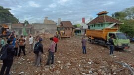 Proses pembongkaran bangunan rumah di Jalan Jemur Gayungan I atau kawasan Taman Pelangi Surabaya, Kamis (15/1/2026) (Dna/BI)