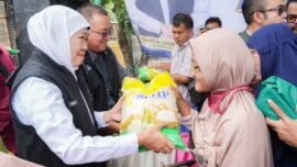 Gubernur Jatim Khofifah Indar Parawansa saat menghadiri kegiatan Pasar Murah di Balai Desa Banjarsari, Kecamatan Cerme, Kabupaten Gresik, Rabu (14/1/2026). (Foto: dok. Adpim Prov Jatim)