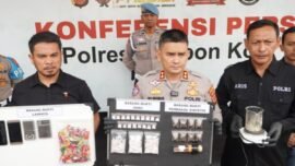 Konferensi pers ungkap kasus terkait peredaran gelap narkotika yang berlangsung di Mapolres Cirebon Kota, Selasa (20/1/2026). (Hum/Res)
