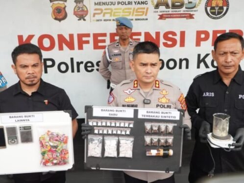 Konferensi pers ungkap kasus terkait peredaran gelap narkotika yang berlangsung di Mapolres Cirebon Kota, Selasa (20/1/2026). (Hum/Res)