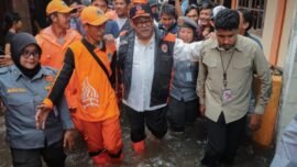 Wagub DKI Jakarta, Rano Karno, saat meninjau lokasi pengungsian di Jakarta Barat, Jumat (23/1/2026). (Kominfotik DKI)
