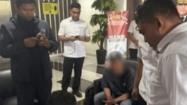 Divhubinter Polri saat mengamankan pria berinisial HS yang diduga terlihat TPPO warga Rohingya (Hum/Polri)