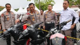 Wali Kota Eri Cahyadi bersama Kapolrestabes Surabaya Kombes Pol Luthfie Sulistiawan, saat meninjau Bazar Ranmor di Mapolrestabes Surabaya, Kamis (23/1/2026) sore. (Foto: Kominfo Surabaya)