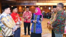 Gubernur Jawa Timur Khofifah Indar Parawansa saat kegiatan Sosialisasi Percepatan Sertifikasi Tanah Wakaf di Kantor Setda Provinsi Jatim, Surabaya, Jumat (23/1/2026). (Foto: Ro-Adpim Jatim)