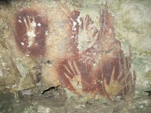 Penemuan seni cadas berupa cap tangan manusia di Leang Metanduno, Pulau Muna, Sulawesi Tenggara (Foto: dok. BRIN)