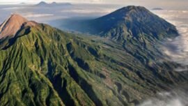 Ilustrasi: Gunung Slamet menjadi destinasi pendakian paling populer dengan jalur menantang (Foto: dok. Kemenpar)
