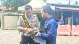 Petugas Samsat Surabaya Utara, Aipda David, mengarahkan tata cara pengurusan pajak 5 tahunan kepada wajib pajak, Kamis (29/1/2026) (Foto: Ariandi K/BI)