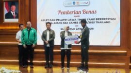 Penyerahan bonus digelar di Gedung Negara Grahadi, Surabaya, Jumat (30/1/2026). (Foto: Ist/Dimas Ap)