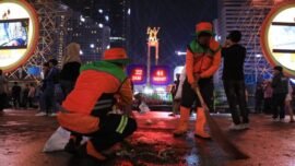 Petugas DLH DKI Jakarta melakukan pembersihan sampah di sekitaran Bundaran HI pada Rabu (31/1/2025) malam. (Foto: Kominfotik DKI)