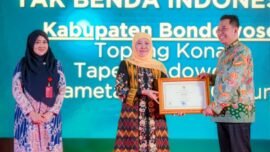 Gubernur Jawa Timur Khofifah Indar Parawansa, menyerahkan sertifikat WBTB 2025 kepada Kabupaten Bondowoso (Sumber Foto: Ro-Adpim Jatim)