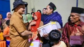 Gubernur Jawa Tengah Ahmad Luthfi saat menemui pengungsi tanah gerak di Desa Padasari, Kabupaten Tegal, Rabu (4/2/2026). (Hum/Jateng)