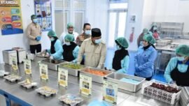 Presiden Prabowo Subianto meninjau langsung SPPG Polri di Palmerah, Jakarta, Jumat, 13 Februari 2026 (Foto: Biro Pers Setpres)