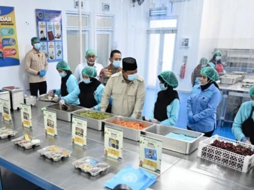 Presiden Prabowo Subianto meninjau langsung SPPG Polri di Palmerah, Jakarta, Jumat, 13 Februari 2026 (Foto: Biro Pers Setpres)