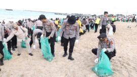 Kegiatan bersih-bersih pesisir pantai dalam rangka mendukung Gerakan Nasional Indonesia ASRI (Foto: dok. Hum/Polri)