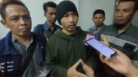 Dasuki Rahmad, perwakilan Pengkab KBI Bangkalan (tengah), usai mengikuti proses mediasi yang difasilitasi oleh KONI Jawa Timur. (Ist/Dimas Ap)