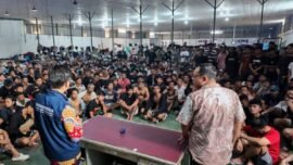 Ribuan Warga Negara Indonesia (WNI) saat berada di tempat penampungan sementara KBRI Phnom Penh (Sumber Foto: Kemlu RI)