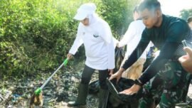 Gubernur Jawa Timur Khofifah Indar Parawansa memimpin Aksi Kurve Sampah di Pantai Tambak Wedi, Kecamatan Kenjeran, Surabaya, Jumat (6/2/2026). (Foto: Adpim Jatim)