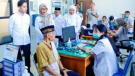dok. Gubernur Jatim Khofifah Indar Parawansa mendampingi Wapres Gibran Rakabuming Raka meninjau program Cek Kesehatan Gratis di Puskesmas Sukorejo, Blitar, Jawa Timur, Rabu (18/6/2025). (Foto: Adpim Jatim)