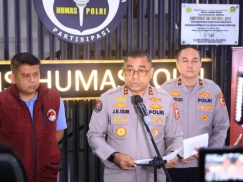 Kadiv Humas Polri, Irjen Pol Jhonny Edison Isir (tengah) dalam konferensi pers di Lobby Lantai 1 Gedung Divhumas Polri, Jakarta Selatan, Minggu (15/2/2026). (Foto: Divhum Polri)